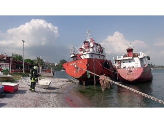 Kocaeli’de Hurda Gemide Çıkan Yangın Korkuttu