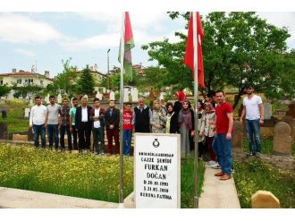 Hisarcık İhh Gönüllüleri Mavi Marmara Gemisi Şehidi Furkan Doğan’ın Mezarını Ziyaret Etti