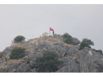 Tepelere Bayrak Dikmeyi İş Edindi
