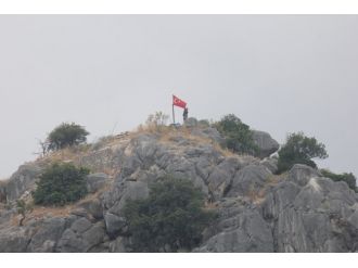Tepelere Bayrak Dikmeyi İş Edindi