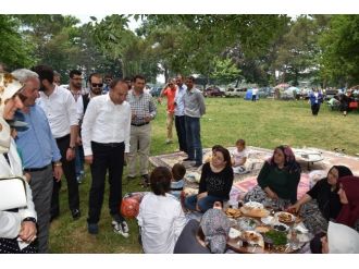 Başkan Üzülmez, Piknikçilerin Keyfine Ortak Oldu