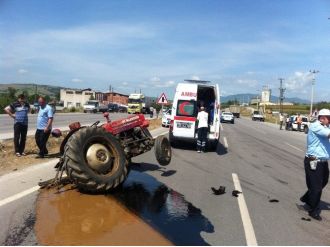 Kamyonet Traktörle Çarpıştı: 1 Ölü, 1 Yaralı