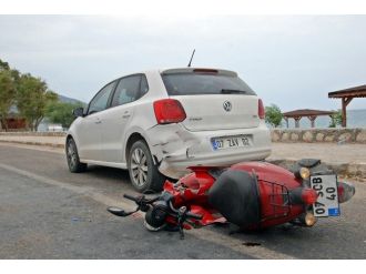 11 Yaşındaki Motosikletli Kız Çocuğu, Otomobile Çarptı