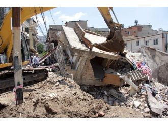 Temel Kazısında Toprak Kaydı, Bir İş Yeri Yıkıldı