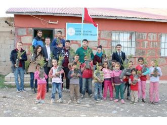Her Öğrenci Bir Fidan Dikti
