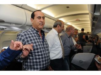 Hakkari’ye İlk Uçak Seferinde Halay Çektiler