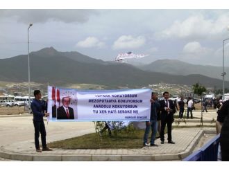 Tarihi Açılışta Pankartlar Dikkat Çekti