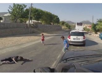 3 Çocuk Otomobilin Altında Kalmaktan Son Anda Kurtuldu
