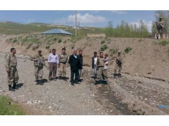 Küçük Çocuk Arazide Uyurken Bulundu