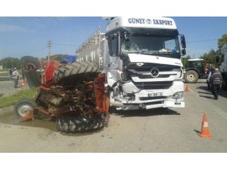 Traktör İle Tır Çarpıştı:: 2 Ölü