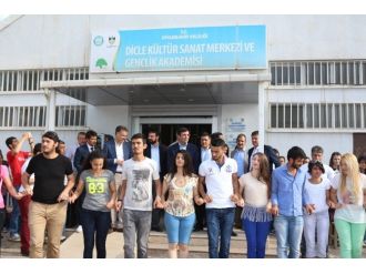 Bakan Yılmaz, Gençlerle Halay Çekti