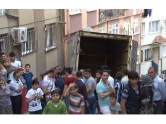İstanbul’da Freni Boşalan Kamyon Apartmana Çarptı