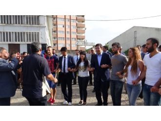 Bakan Yılmaz, Gençlerle Halay Çekti