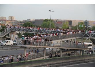 Tramvay Kazası Metrobüse Yönlendirince Üst Geçitte İzdiham Yaşandı