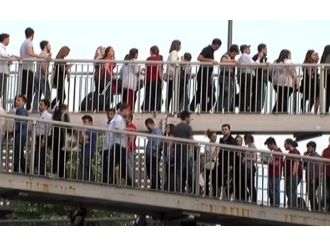 İstanbul’da Üst Geçitte İzdiham