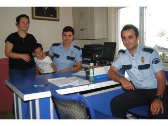 Polis Kaybolan Çocuğu Ailesine Teslim Etti