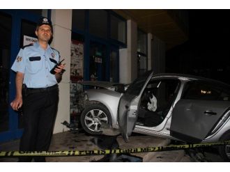 Silahla Ateş Açılan Otomobil Başka Bir Otomobille Çarpıştı: 4 Yaralı