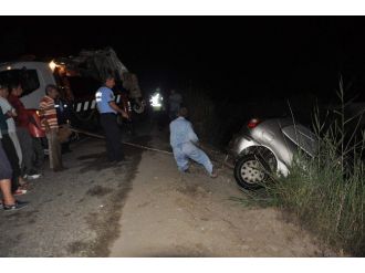 Otomobil Kanala Uçtu, Sürücü İle Eşi Yaralandı