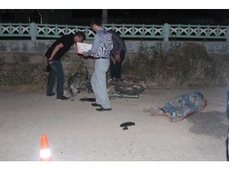 Motosiklet Cami Duvarına Çarptı: 1 Ölü, 2 Yaralı