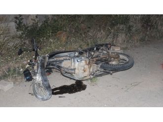 Motosiklet Cami Duvarına Çarptı: 1 Ölü, 2 Yaralı