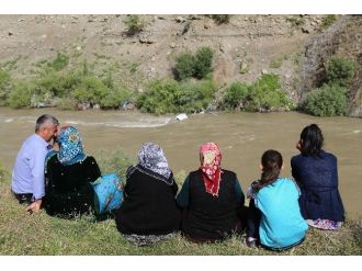 Zap Suyuna Araç Yuvarlandı: İki Kayıp