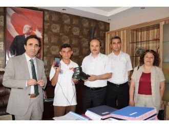 Mucit Çocuğa Altın Ödül