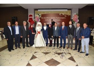 Başkan Üzülmez Yeğenini Evlendirdi