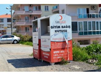 Türk Kızılayı’nın Giyim Bağış Kutularına Atılanlar Tepki Çekiyor