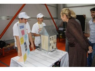 Ak Parti Milletvekili Adayı, Bilim Fuarında Çocukların Projelerine Hayran Kaldı
