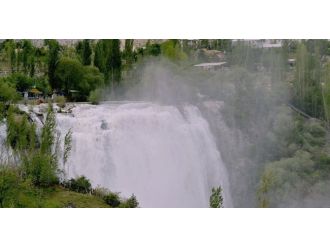 Tortum Şelalesi, Yerli Ve Yabancı Turistlerin Akınına Uğramaya Başladı