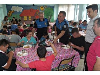 Bartın Polisinden Engelli Öğrencilere Lokum İkramı