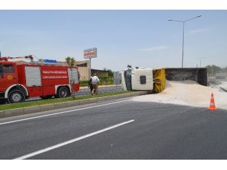Mıcır Yüklü Kamyon Yan Yattı