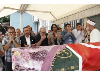 Boşanmak İstediği Eşi Tarafından Öldürülen Kadının Cenazesi Toprağa Verildi