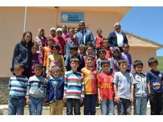 Sarı, Köy Okullarını İnceledi