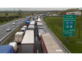 Tem’de Devrilen Tır 25 Kilometrelik Araç Kuyruğuna Yol Açtı