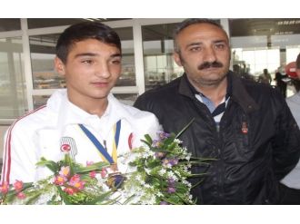 Avrupa Şampiyonu Boksöre Coşkulu Karşılama