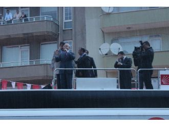 Yağmur Altında Miting