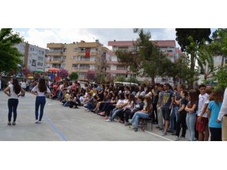 Kuşadası’nda Liselilerden Bahar Şenliği