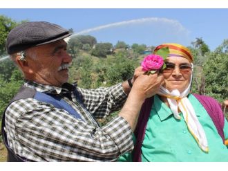 Birbirlerini Seviyorlarsa Çiçek Takıyorlar