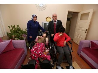 Vali Tuna Ve Eşinden Bedensel Engelli Kardeşlere Yardım Eli