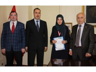 Hat Ve Kaligrafi Dalında Türkiye Üçüncüsü Olan Öğrenci Vali Tarafından Ödüllendirildi
