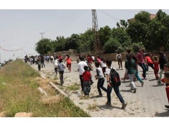 Başbakanın Aracına Yetişmek İçin Birbirleriyle Yarıştılar