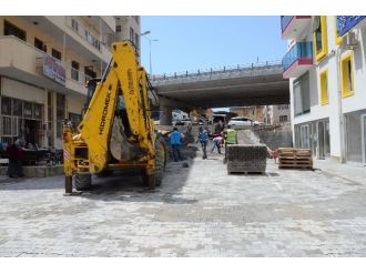 Kuşadası’nda İkiçeşmelik Ve Türkmen Mahallelerine Parke Taşı Döşeniyor