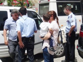 Kadının Kolundaki Çantadan Cep Telefonunu Çaldılar