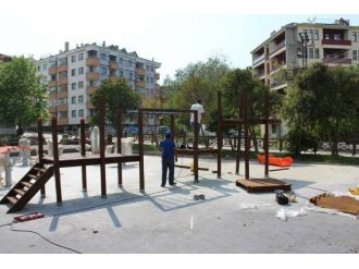 Akçakoca’da Çocuk Parkları Yenileniyor
