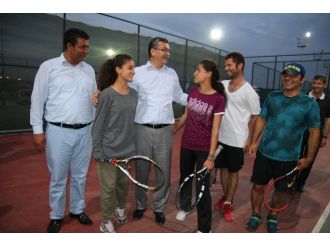 Başkan Güvenç’ten Kortta Tenis Maçı
