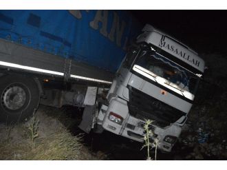 Adıyaman’da Virajı Alamayan Tır Dereye Uçtu