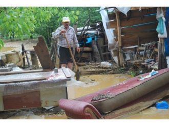 Şiddetli Yağış Hayatı Felç Etti
