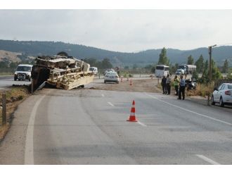 İzmir’de Kamyon Yolcu Otobüsüne Çarptı: 3 Yaralı