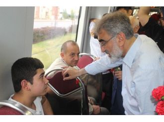 Bakan Yıldız Tramvayda Vatandaşlara Karanfil Dağıttı